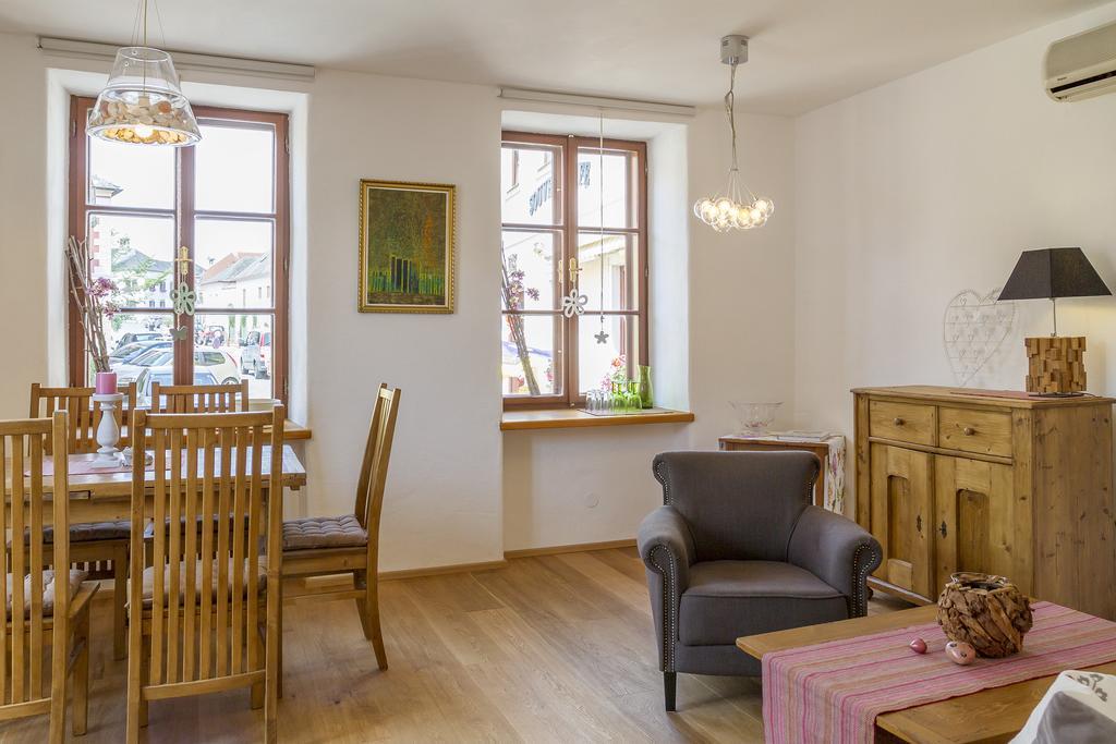Unser Rosa Haus Fuer Sie Rust Luaran gambar
