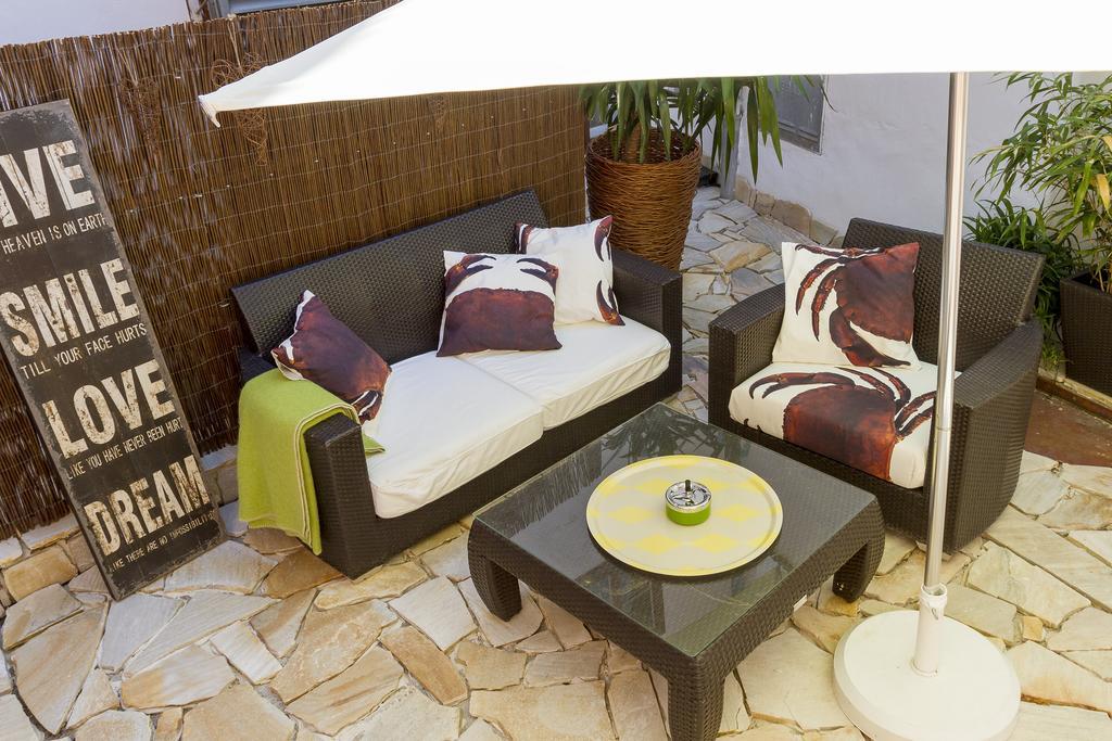 Unser Rosa Haus Fuer Sie Rust Bilik gambar