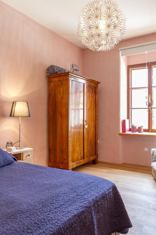 Unser Rosa Haus Fuer Sie Rust Bilik gambar