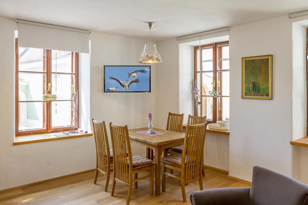 Unser Rosa Haus Fuer Sie Rust Bilik gambar