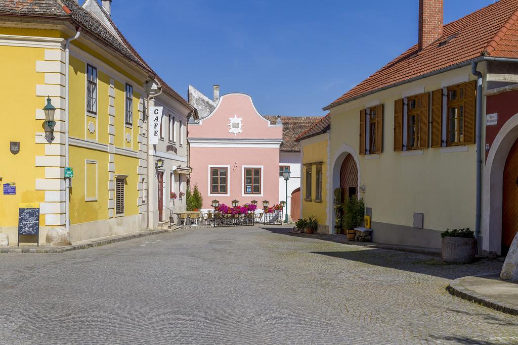 Unser Rosa Haus Fuer Sie Rust Bilik gambar