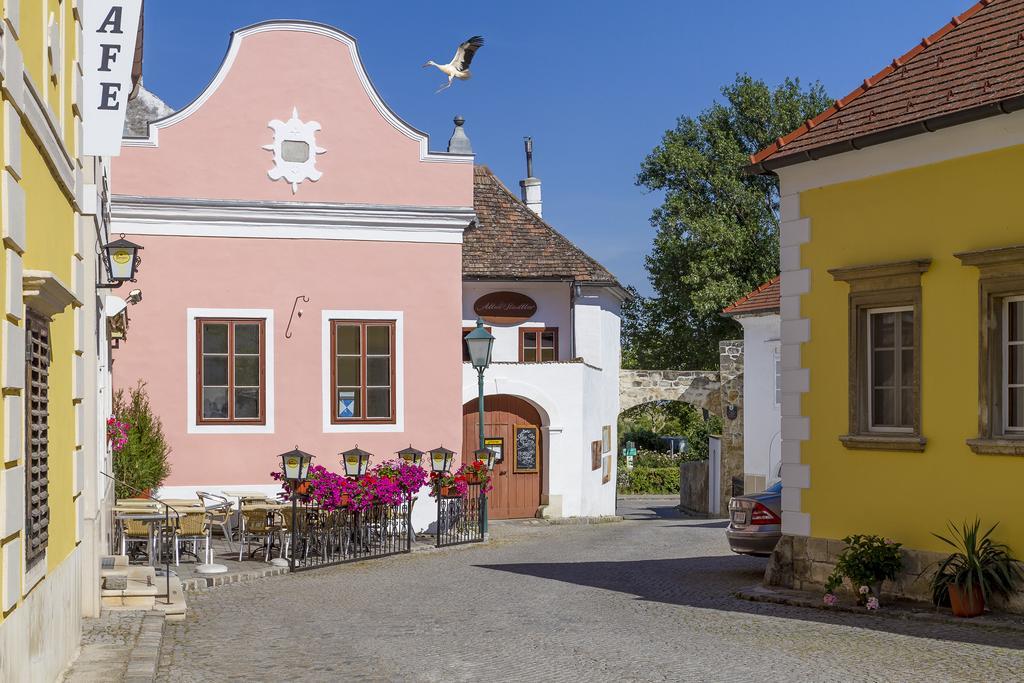 Unser Rosa Haus Fuer Sie Rust Bilik gambar