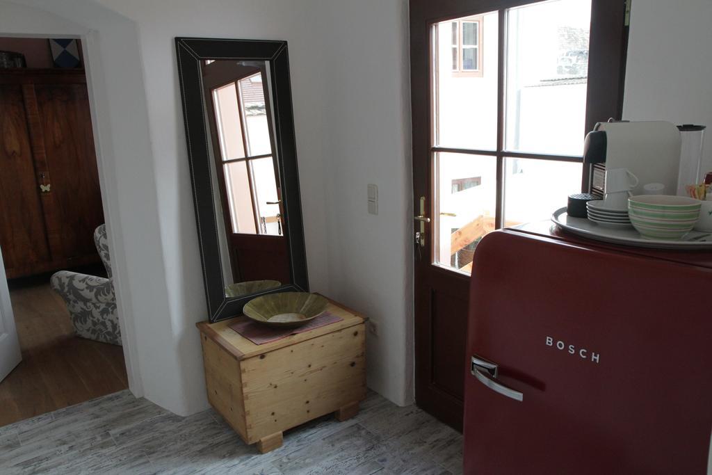 Unser Rosa Haus Fuer Sie Rust Bilik gambar