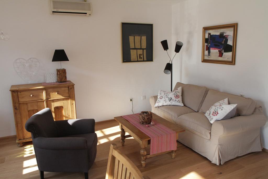 Unser Rosa Haus Fuer Sie Rust Bilik gambar