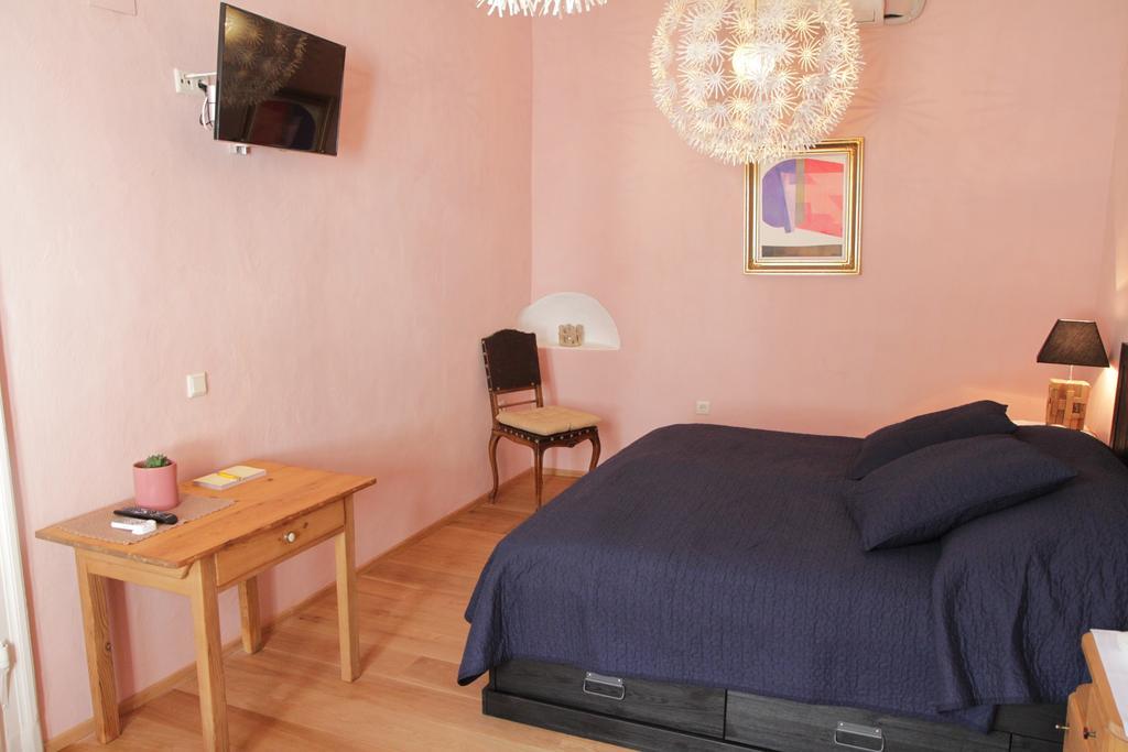 Unser Rosa Haus Fuer Sie Rust Bilik gambar