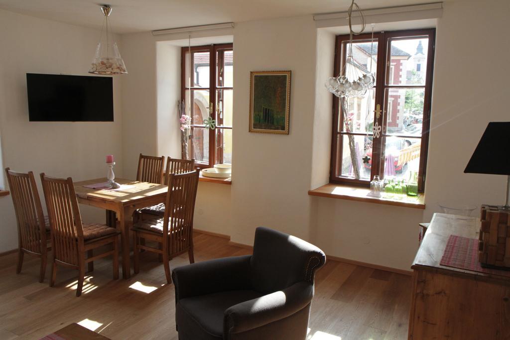 Unser Rosa Haus Fuer Sie Rust Bilik gambar